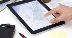 Un homme nu dans la maison voisine : la découverte surprenante d'un couple en quête de location