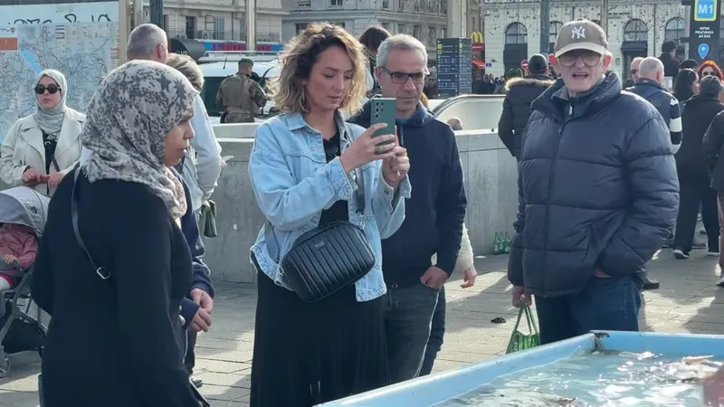 Sur le Vieux-Port de Marseille, beaucoup de monde profite du soleil ce lundi 10 novembre.