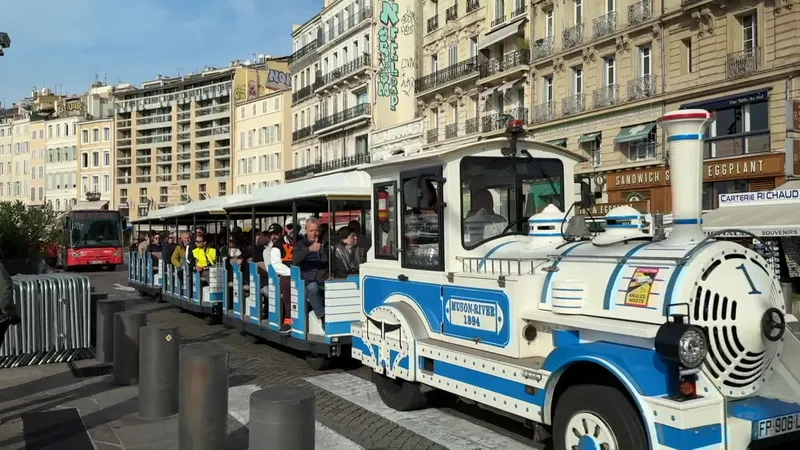 Signe d'une bonne fréquentation touristique, le petit train affiche complet.