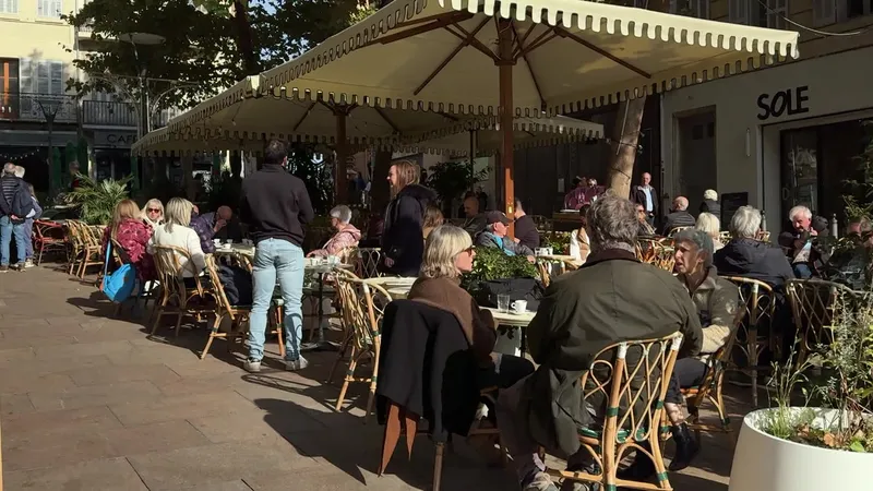 Les cafés sont très fréquentés ce lundi 10 novembre 2025 à Marseille.