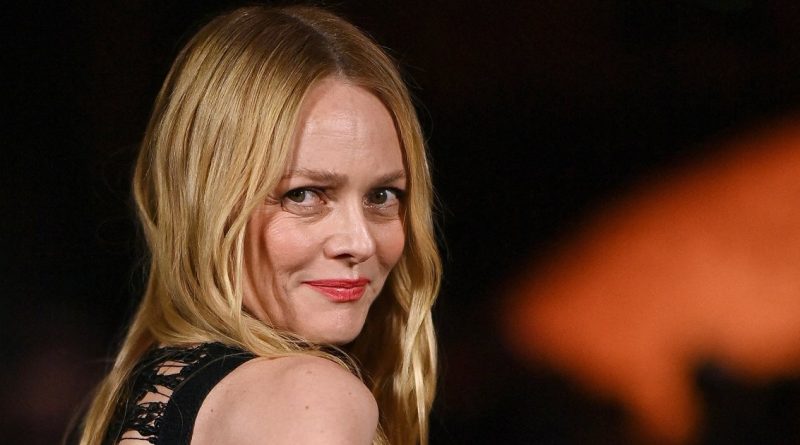 Vanessa Paradis rend la maille d'hiver incontournable avec son ensemble transparent