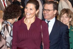 La princesse Victoria de Suède adopte un look aubergine élégant cet automne.