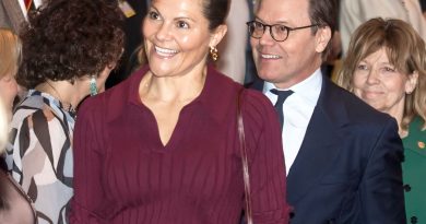 La princesse Victoria de Suède adopte un look aubergine élégant cet automne.