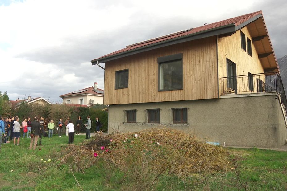 VIDÉO. Dorian et Cécile rénovent leur maison pour réduire la consommation d'énergies fossiles.