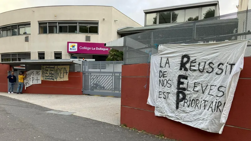 Manifestation des parents d'élèves du collège la Dullague devant l'établissement - 5 novembre 2025.