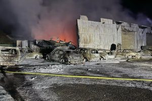 Incendie dans une zone industrielle : un bâtiment détruit, deux entreprises touchées cette nuit.