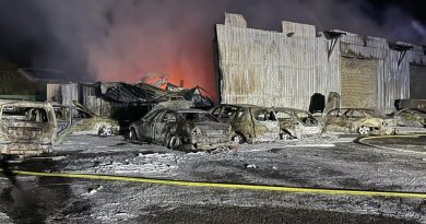 Incendie dans une zone industrielle : un bâtiment détruit, deux entreprises touchées cette nuit.