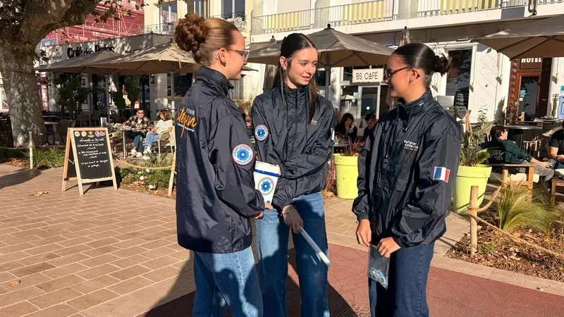 Trois collégiennes, ce 11 novembre participant à la quête du bluet de France.