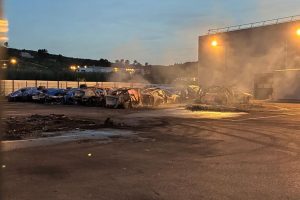 24 Tesla incendiées sur le parking d'un concessionnaire automobile dans cette commune