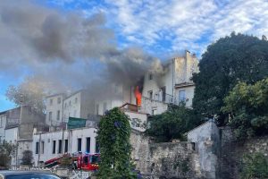 Incendie : un immeuble en bois ravagé par le feu, les pompiers craignent un effondrement.