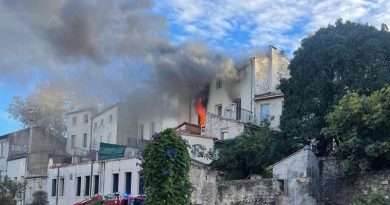 Incendie : un immeuble en bois ravagé par le feu, les pompiers craignent un effondrement.