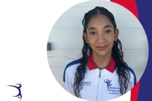 Cassie, 13 ans, défend son titre au championnat du monde de pole dance art junior