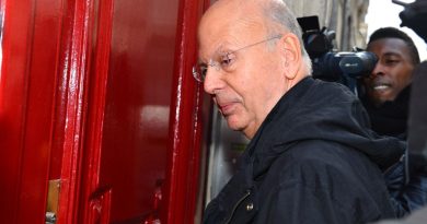 On vous explique pourquoi la préfète de la Mayenne bloque le legs des archives de Patrick Buisson à une congrégation catholique