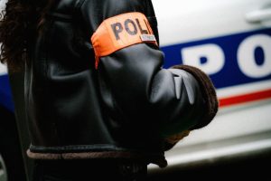 Un homme menace sa mère avec un couteau et incendie sa maison.