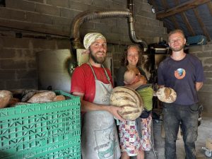 Aurore, boulangère paysanne, lance un site de vente pour ses blés cultivés localement