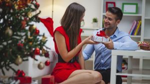 Quatre idées de cadeaux de Noël pour dynamiser la vie de couple - RTBF Actus