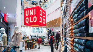 Le polo Uniqlo chic et intemporel, une option élégante pour bien commencer l’année