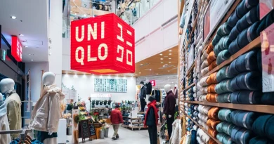 Le polo Uniqlo chic et intemporel, une option élégante pour bien commencer l’année