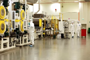 Verkor inaugure sa gigafactory de batteries électriques à Dunkerque, incertitudes pour l'automobile européenne.