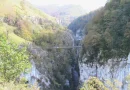 105 ans que cette passerelle en Nouvelle-Aquitaine surplombe 150 mètres de vide et à l'origine elle n'était pas destinée aux touristes