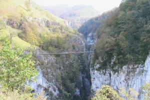 105 ans que cette passerelle en Nouvelle-Aquitaine surplombe 150 mètres de vide et à l'origine elle n'était pas destinée aux touristes