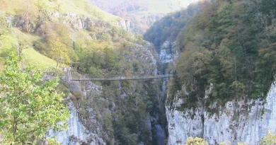 105 ans que cette passerelle en Nouvelle-Aquitaine surplombe 150 mètres de vide et à l'origine elle n'était pas destinée aux touristes