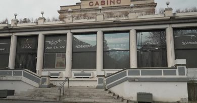 Le maire de la station thermale milite pour la réouverture du casino, enjeu des élections municipales.