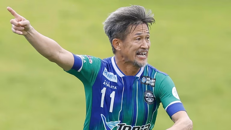 Le footballeur professionnel le plus âgé du monde signe pour une saison supplémentaire