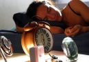 Objets connectés, mélatonine, scotch sur la bouche : que valent vraiment ces conseils pour mieux dormir ?