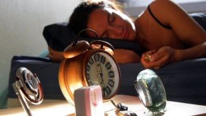 Objets connectés, mélatonine, scotch sur la bouche : que valent vraiment ces conseils pour mieux dormir ?