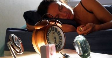 Objets connectés, mélatonine, scotch sur la bouche : que valent vraiment ces conseils pour mieux dormir ?