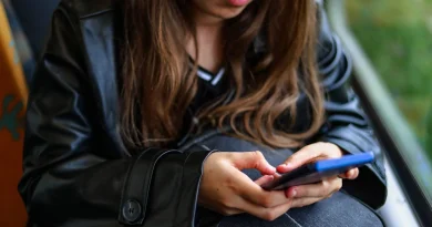 La France va-t-elle, à la manière de l’Australie, restreindre l’accès aux réseaux sociaux ?