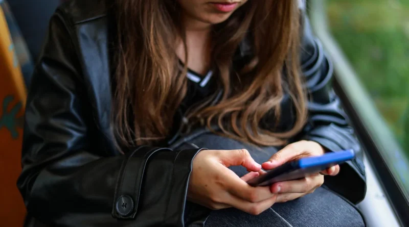 La France va-t-elle, à la manière de l’Australie, restreindre l’accès aux réseaux sociaux ?