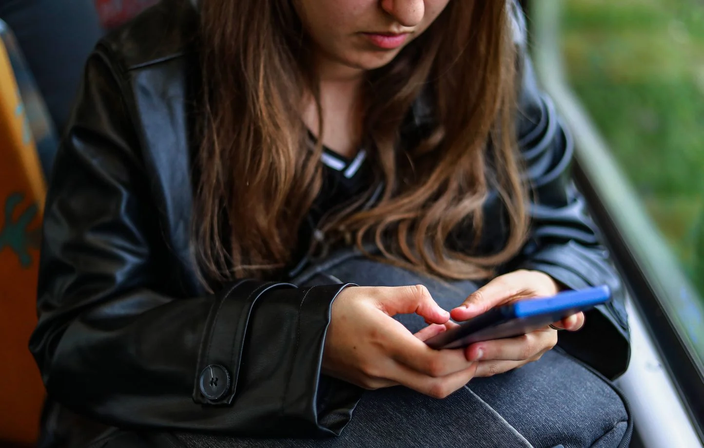 La France va-t-elle, à la manière de l’Australie, restreindre l’accès aux réseaux sociaux ?