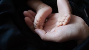 Une mère anxieuse et un père absent : le syndrome du bébé secoué soulève des interrogations