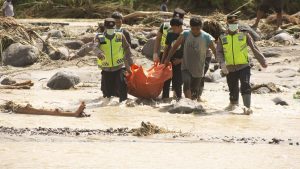 Inondations en Asie : 940 morts, des disparus et des villes submergées par la boue