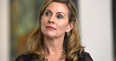 L'Australie interdit les réseaux sociaux aux moins de 16 ans : un modèle surveillé par la France et la Suisse