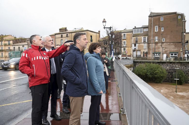 La nouvelle préfète et le maire d’Agde scrutaient le fleuve ce mardi matin.