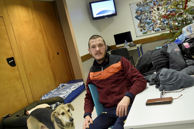 Benoît a dû abandonner son habitat précaire des Verdisses, en zone inondable. Il a trouvé refuge au gymnase.
