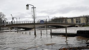 La décrue a commencé à Agde : l'Hérault baisse et des tranchées sont creusées pour l'évacuation