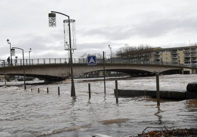 La décrue a commencé à Agde : l'Hérault baisse et des tranchées sont creusées pour l'évacuation