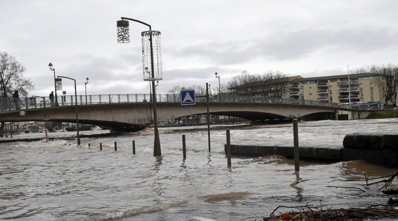 La décrue a commencé à Agde : l'Hérault baisse et des tranchées sont creusées pour l'évacuation