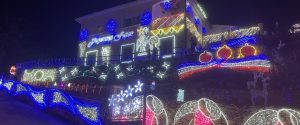 Un couple de retraités bagnolais transforme sa maison en village de Noël avec 750 000 LED