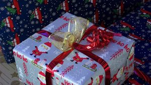 Un garçon de 11 ans vend ses dessins devant un magasin pour offrir un cadeau à sa sœur.