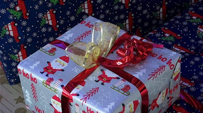 Un garçon de 11 ans vend ses dessins devant un magasin pour offrir un cadeau à sa sœur.