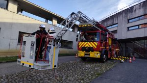 Les pompiers apportent le sourire aux enfants hospitalisés malgré la peur