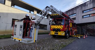 Les pompiers apportent le sourire aux enfants hospitalisés malgré la peur