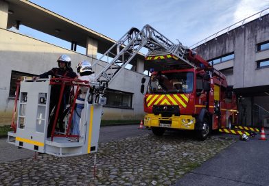 Les pompiers apportent le sourire aux enfants hospitalisés malgré la peur