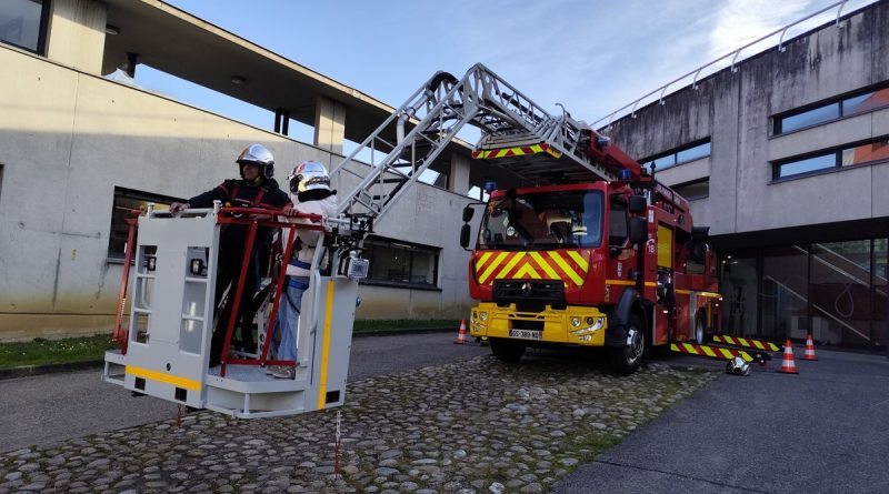 Les pompiers apportent le sourire aux enfants hospitalisés malgré la peur