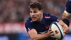 Antoine Dupont et Anthony Jelonch piégés par Nans Ducuing en se faisant passer pour des stewards